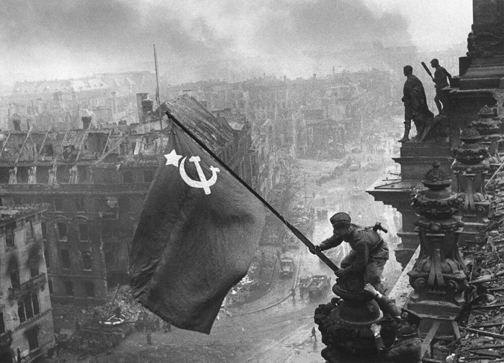 A-flag-over-the-Reichstag, 1945